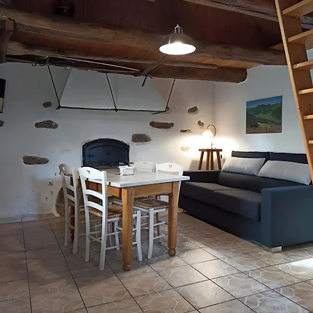 Petite Maisonnette Auvergnate * Saint-Julien-Puy-Laveze